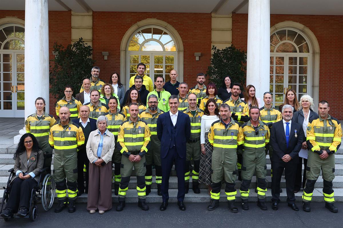 El presidente del Gobierno, Pedro Sánchez, junto a los brigadistas forestales en la Moncloa. | POOL MONCLOA / FERNANDO CALVO El presidente del Gobierno, Pedro Sánchez, junto a los brigadistas forestales en la Moncloa. | POOL MONCLOA / FERNANDO CALVO