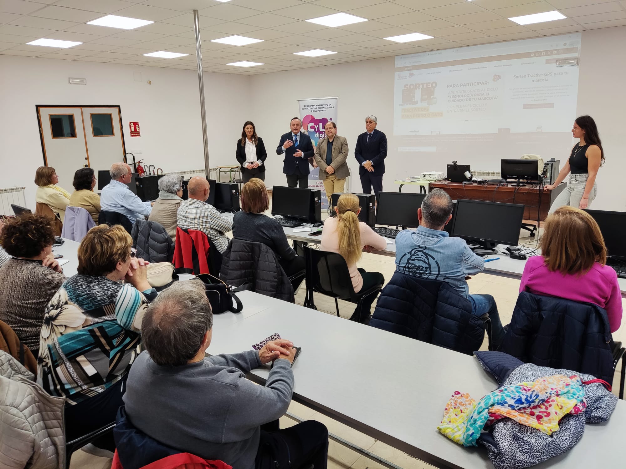 Bailez, Ortega, Carrera y Diego durante la visita al curso de Cyl Digital en La Bañeza. | A. RODRÍGUEZ