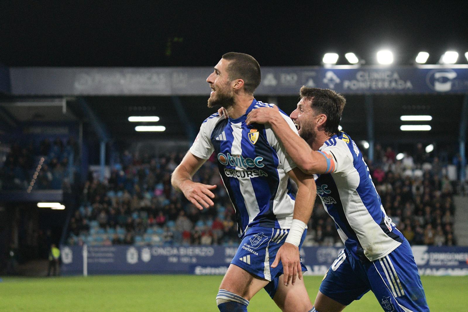 Andújar celebrando el tanto que abrió la lata en El Toralín para darle la victoria a la Ponferradina. QUINITO