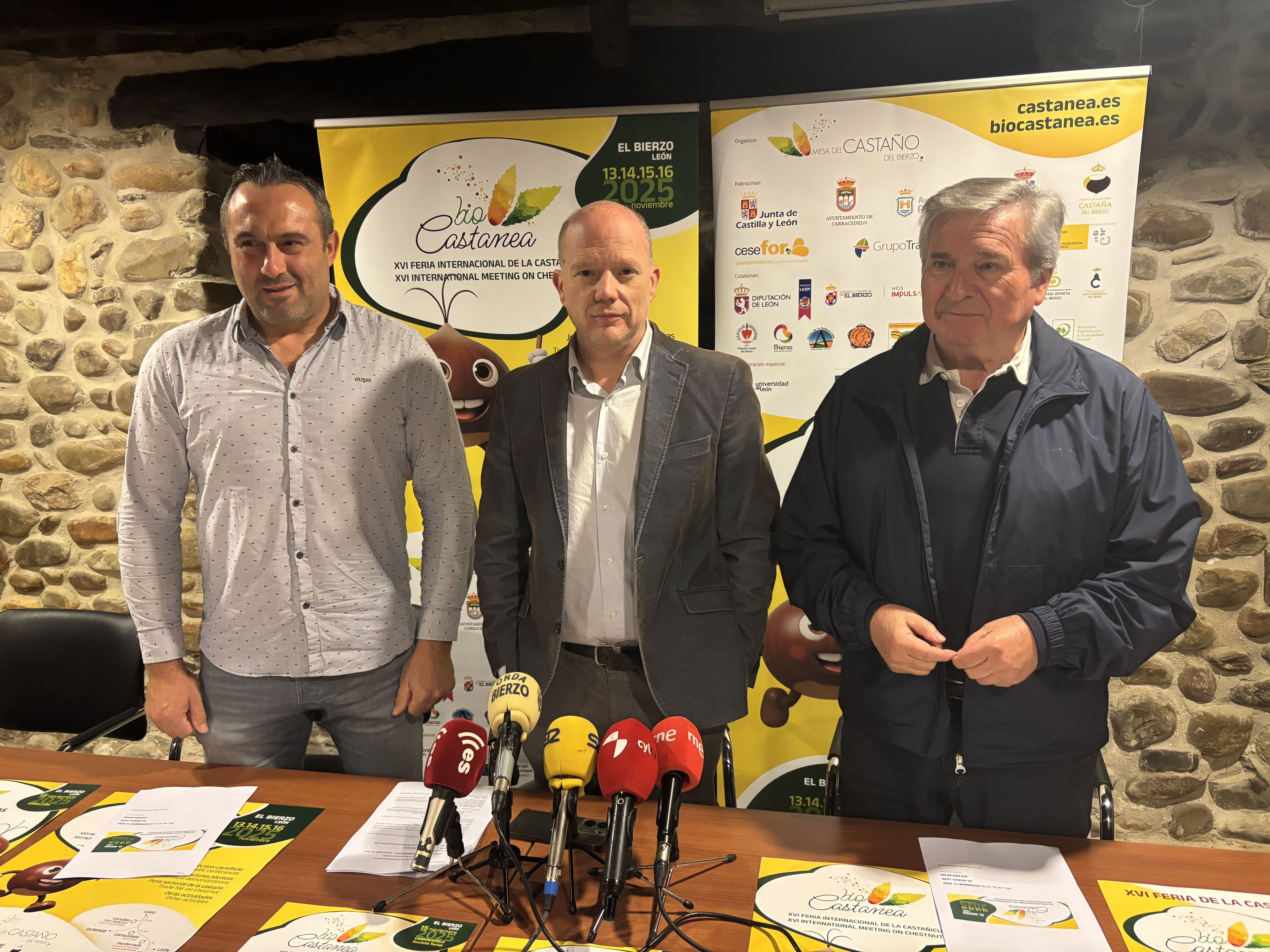 Luis Alberto Arias (i), Pablo Linares (centro) y Raúl Valcarce (c) en la presentación de la feria. | JAVIER FERNÁNDEZ