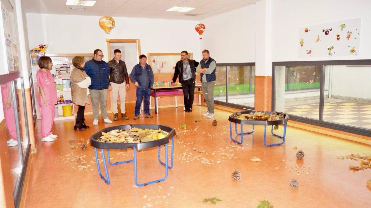Visita de los miembros del equipo de gobierno del Ayuntamiento a las mejoras realizadas en Escuela Municipal de Educación Infantil ‘PequeCoyanza’. | L.N.C.