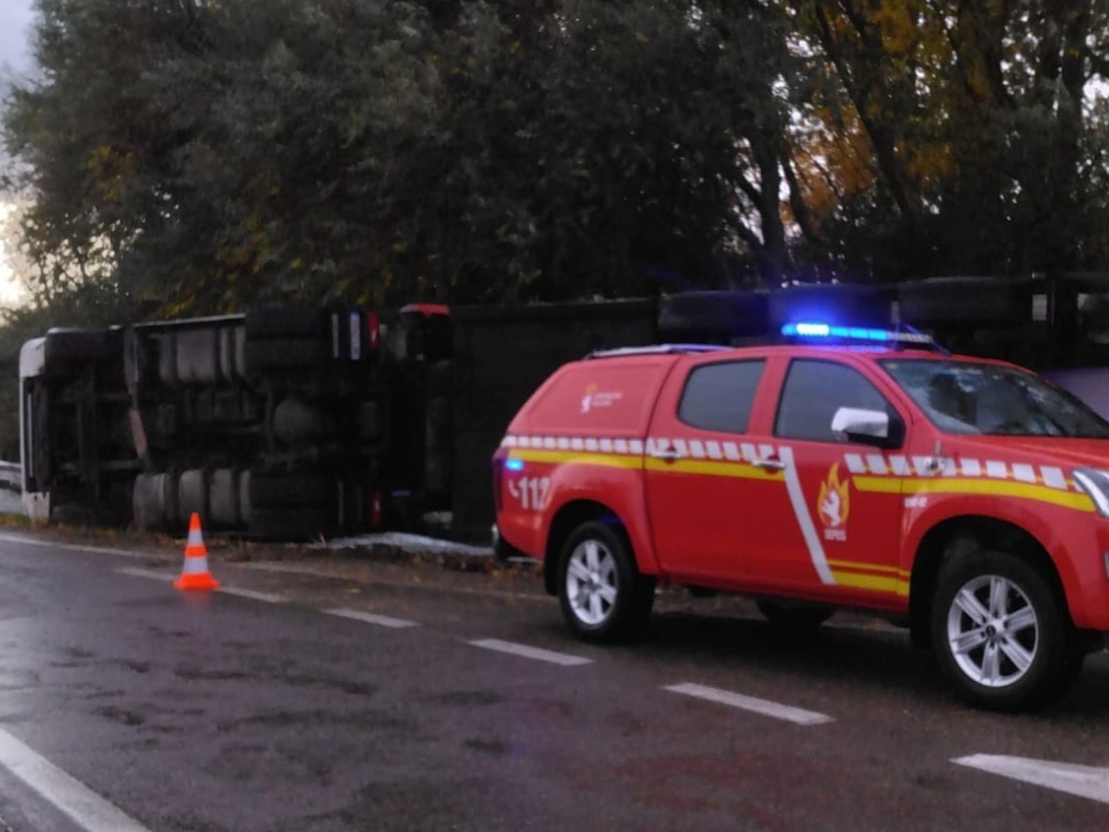 Los Bomberos del Sepeis aseguran la zona tras el vuelco de un camión en la CL-621, a la altura de Villamañán | DIPUTACIÓN DE LEÓN 