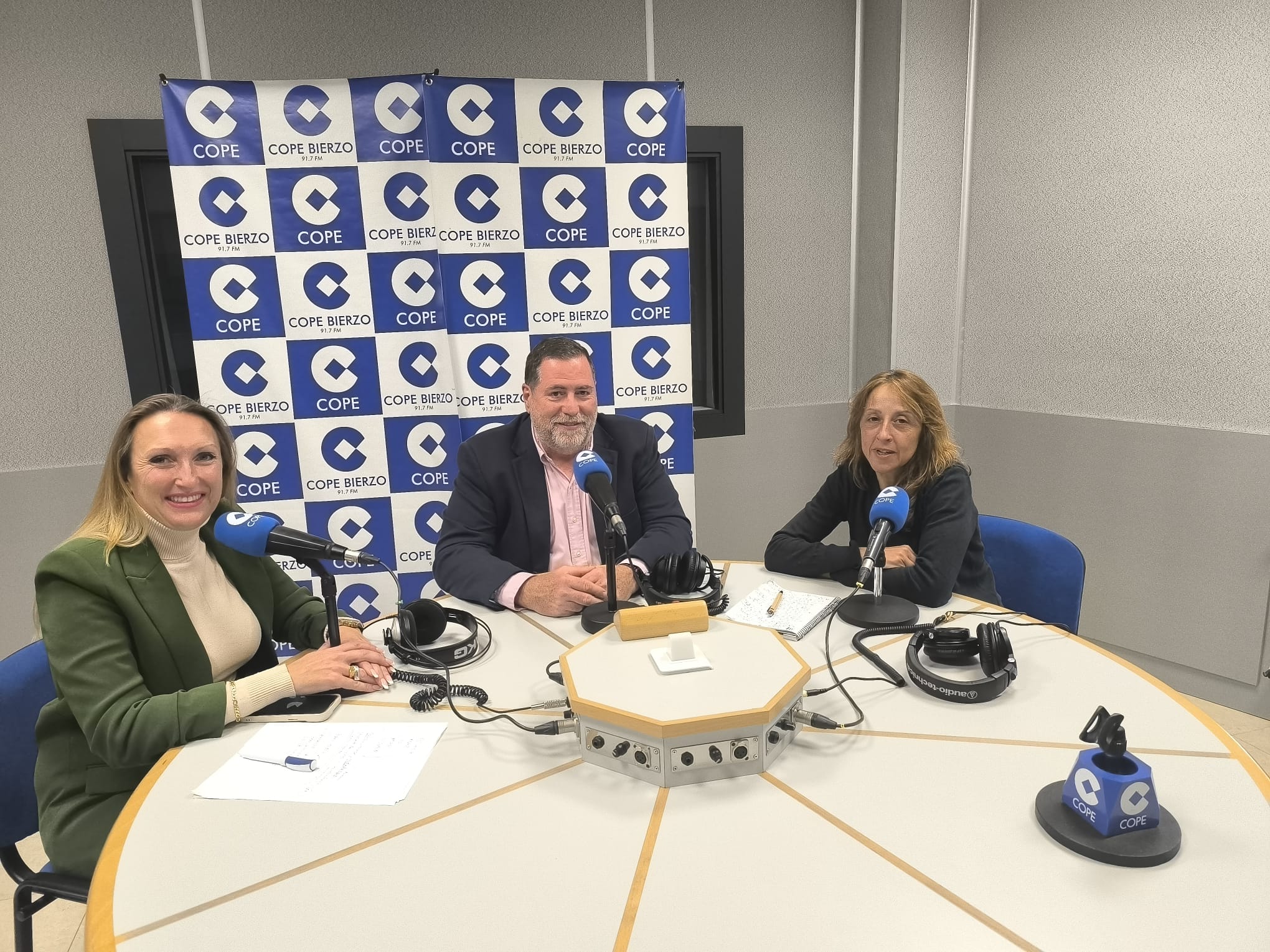 De Saracho en el programa Entre Nosotras en Cope Bierzo. De Saracho en el programa Entre Nosotras en Cope Bierzo.