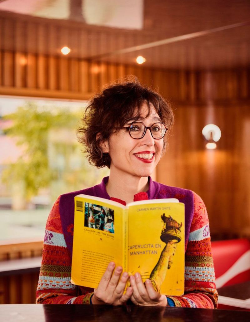 La dramaturga Lucía Miranda con un ejemplar del libro La dramaturga Lucía Miranda con un ejemplar del libro