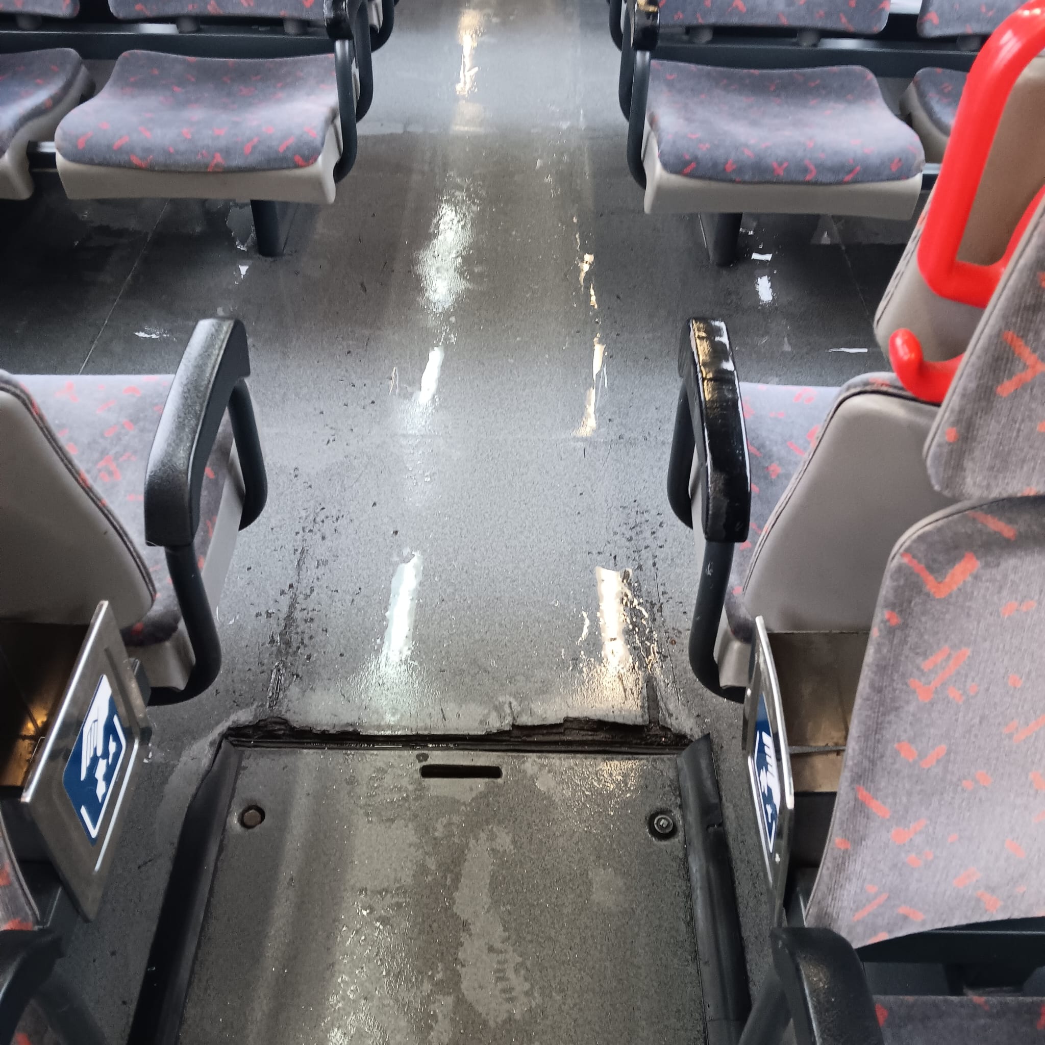 Aspecto del tren que cubría este miércoles a las 15:30 horas el trayecto entre Matallana de Torío y La Asunción. | LNC