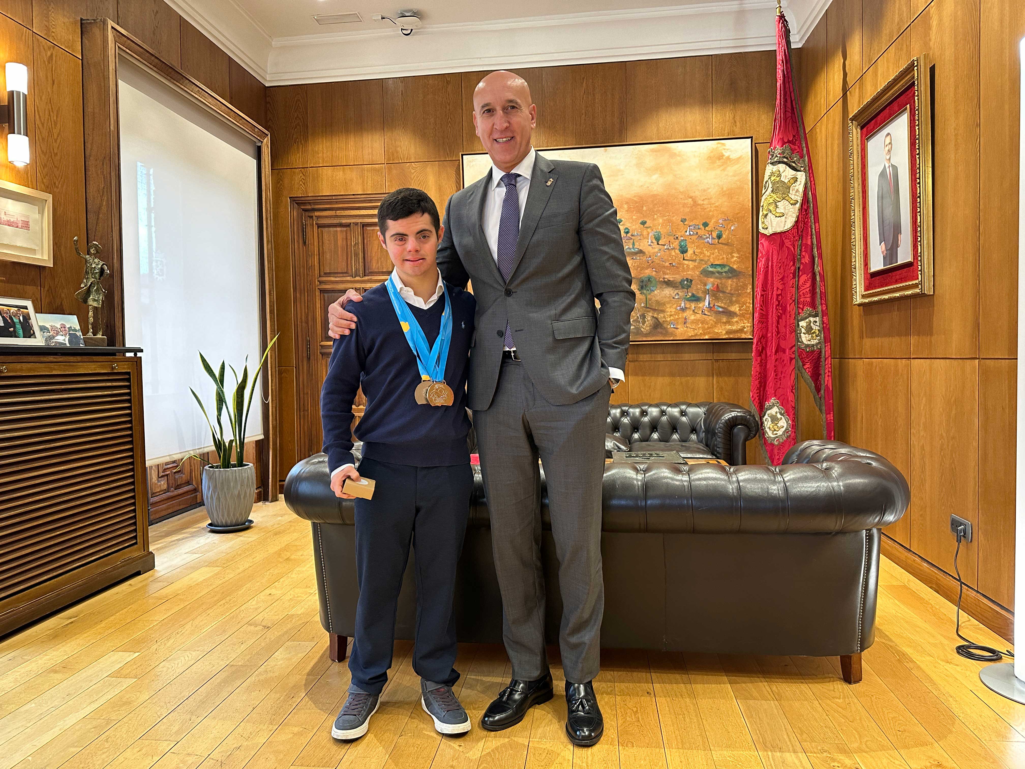 El nadador leonés Pablo Miguel Rodríguez posa junto al alcalde de León, José Antonio Diez. |L.N.C.
