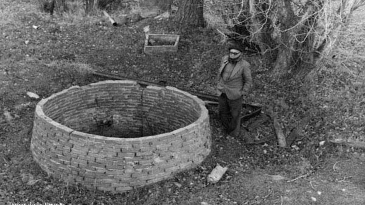 La batalla por la búsqueda del agua es la más larga que han librado las gentes del Páramo, en la fotografía uno pozo con su orgulloso dueño en Zambroncinos.