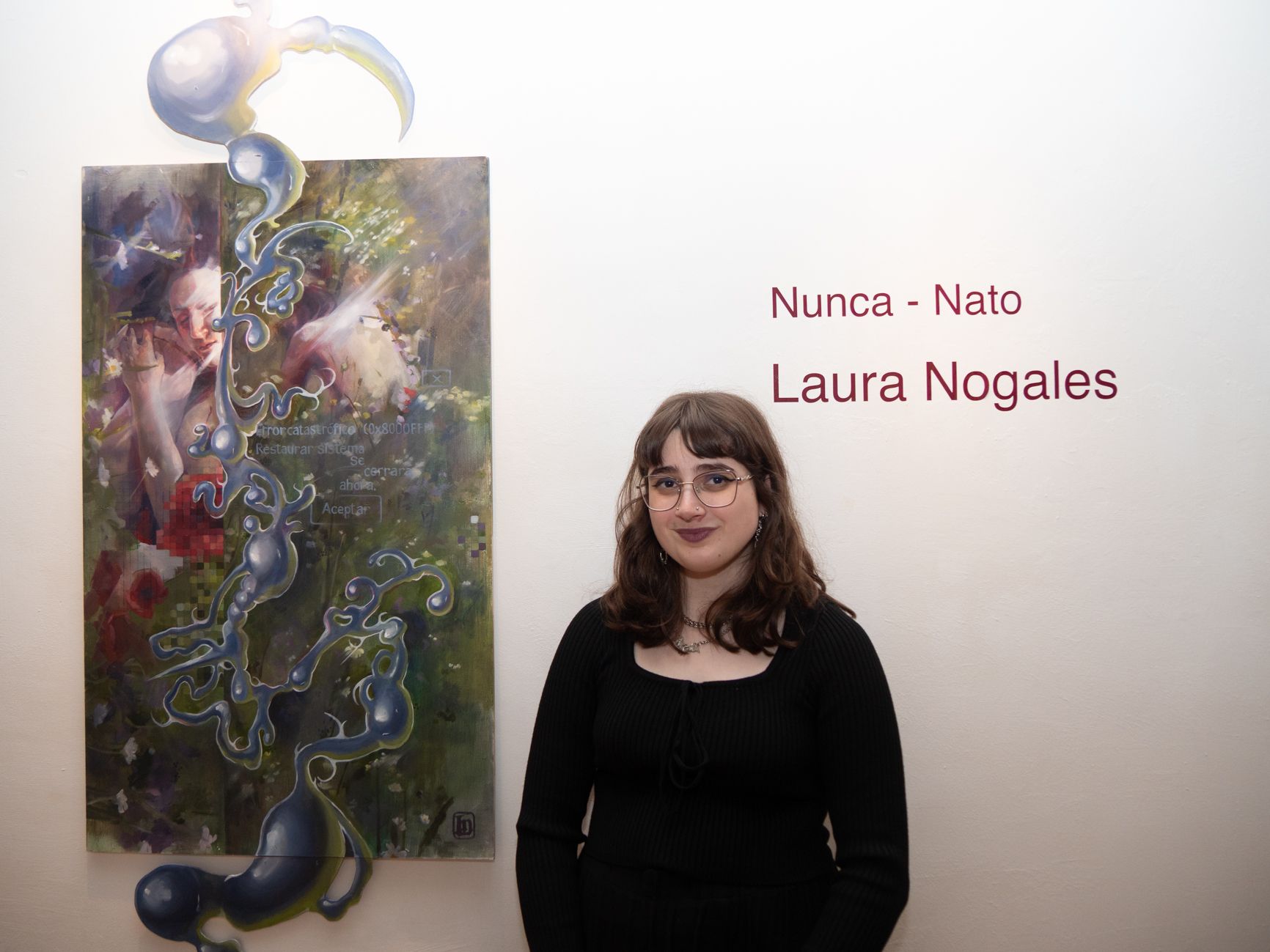 Laura Nogales junto a los rótulos de la exposición y una de sus obras. | VICENTE GARCÍA Laura Nogales junto a los rótulos de la exposición y una de sus obras. | VICENTE GARCÍA