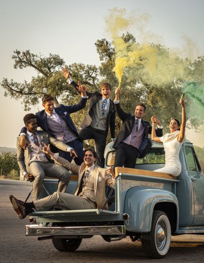 Con más de tres décadas de experiencia se ha convertido en todo un referente en trajes de ceremonia para ellos.LUIS MALIBRÁN (2)