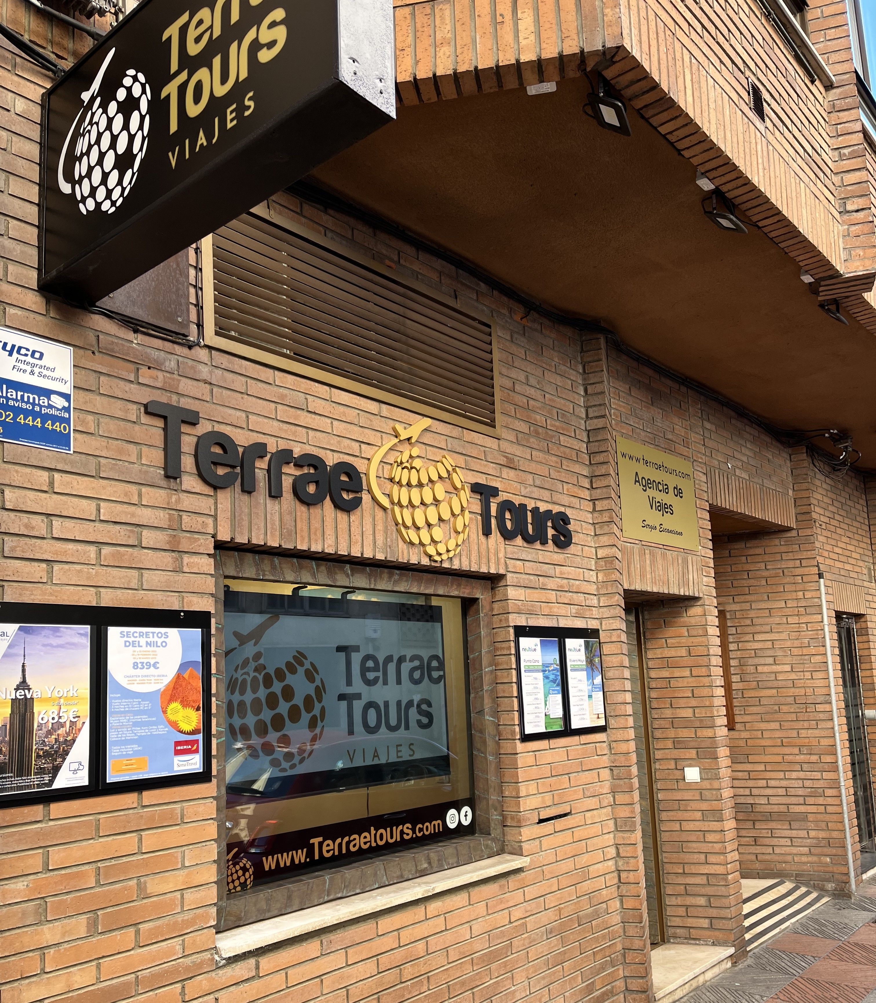 La agencia de viajes Terrae Tours está en la calle Juan Madrazo nº25 bajo, en León.