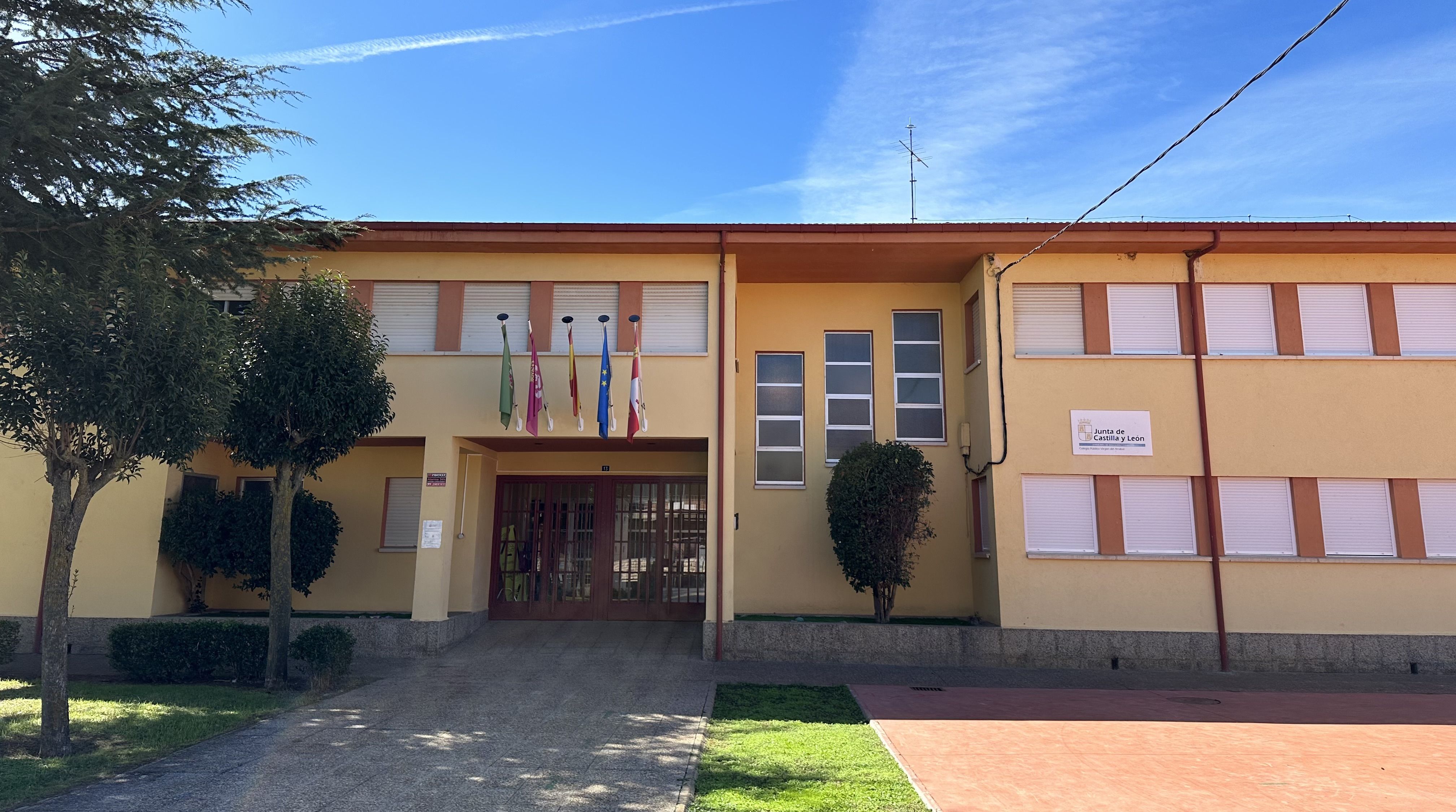 Entrada del Colegio Público ‘Virgen del Arrabal’ de Laguna de Negrillos. | L.N.C.