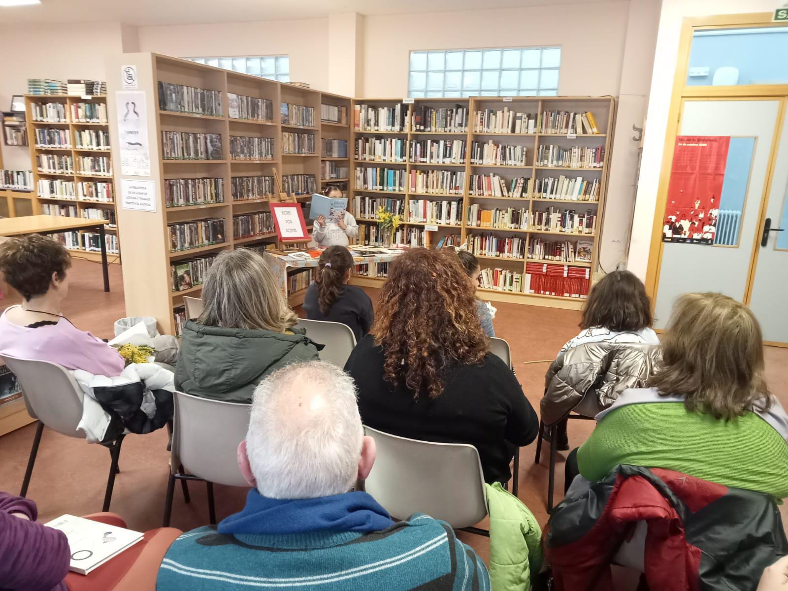 Un acto literario en la biblioteca municipal de Carrizo de la Ribera. | L.N.C.