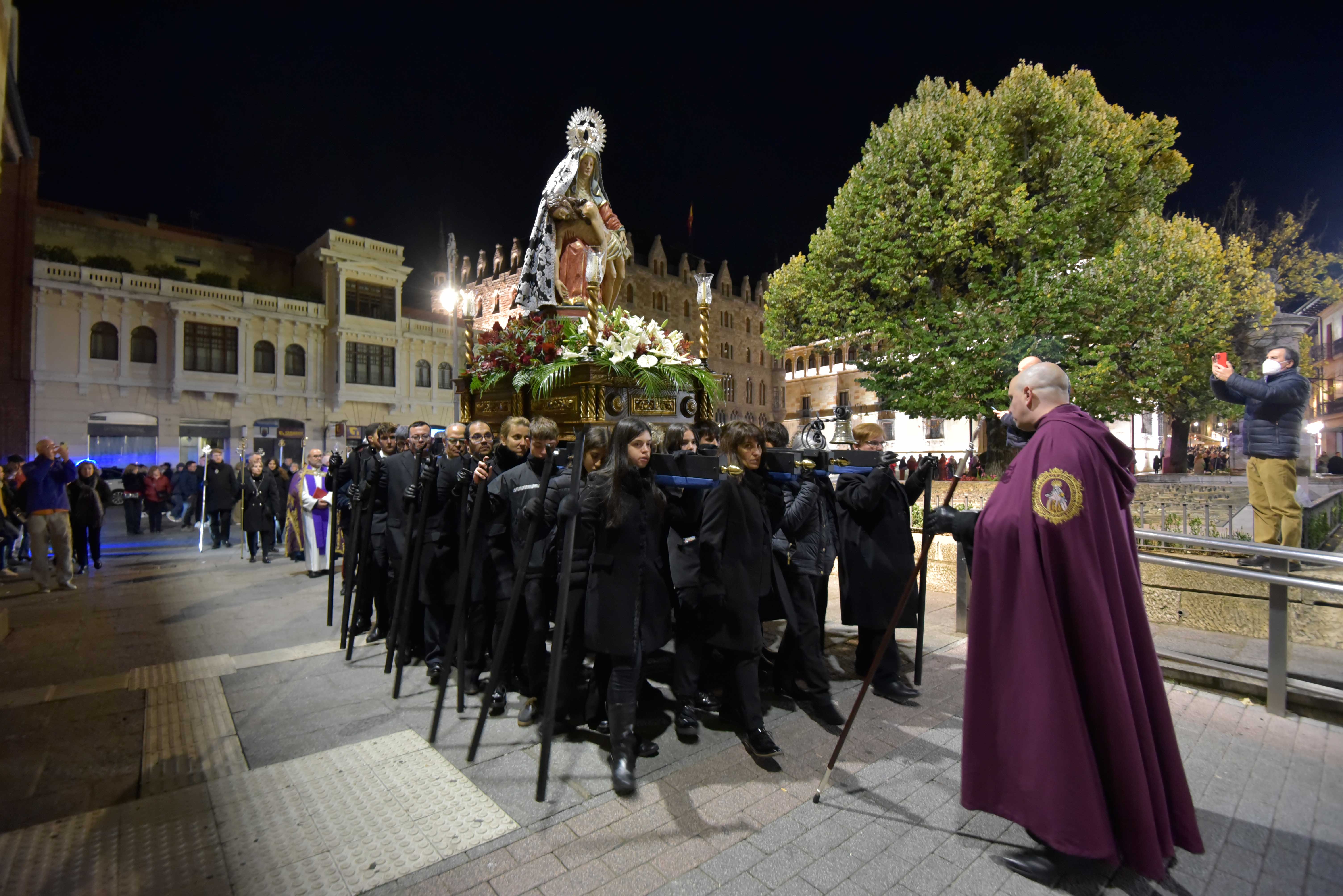 Una de las procesiones que la cofradía sacramental leonesa ha realizado estos años a su paso por el centro de León | SAÚL ARÉN