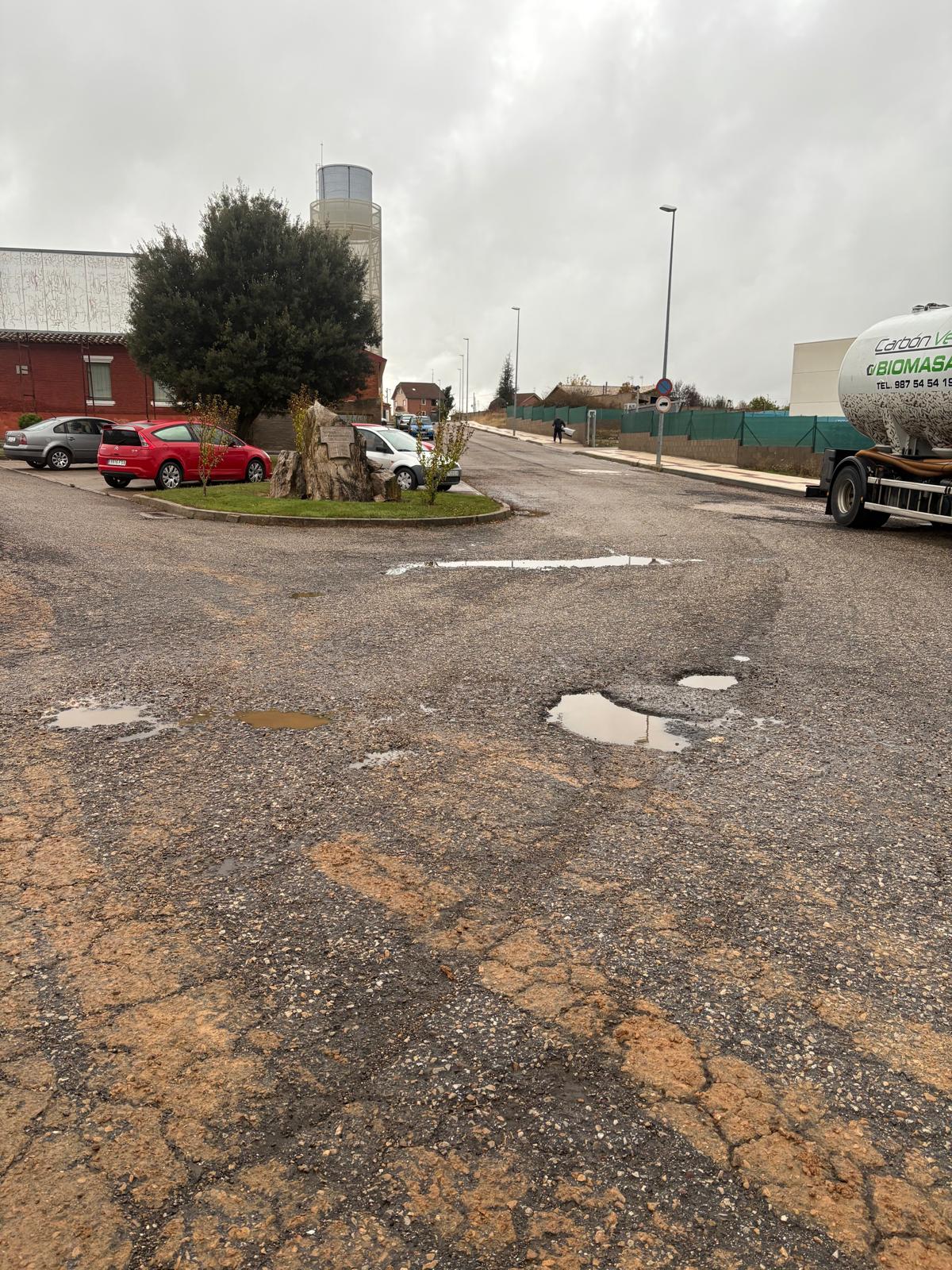 Baches y grietas en el firme de una de las calles del municipio, denunciados por UPL | L.N.C. 