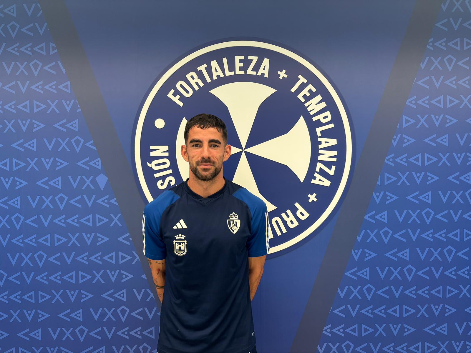 Eneko Undabarrena atiende a La Nueva Crónica en El Toralín. | JAVIER FERNÁNDEZ