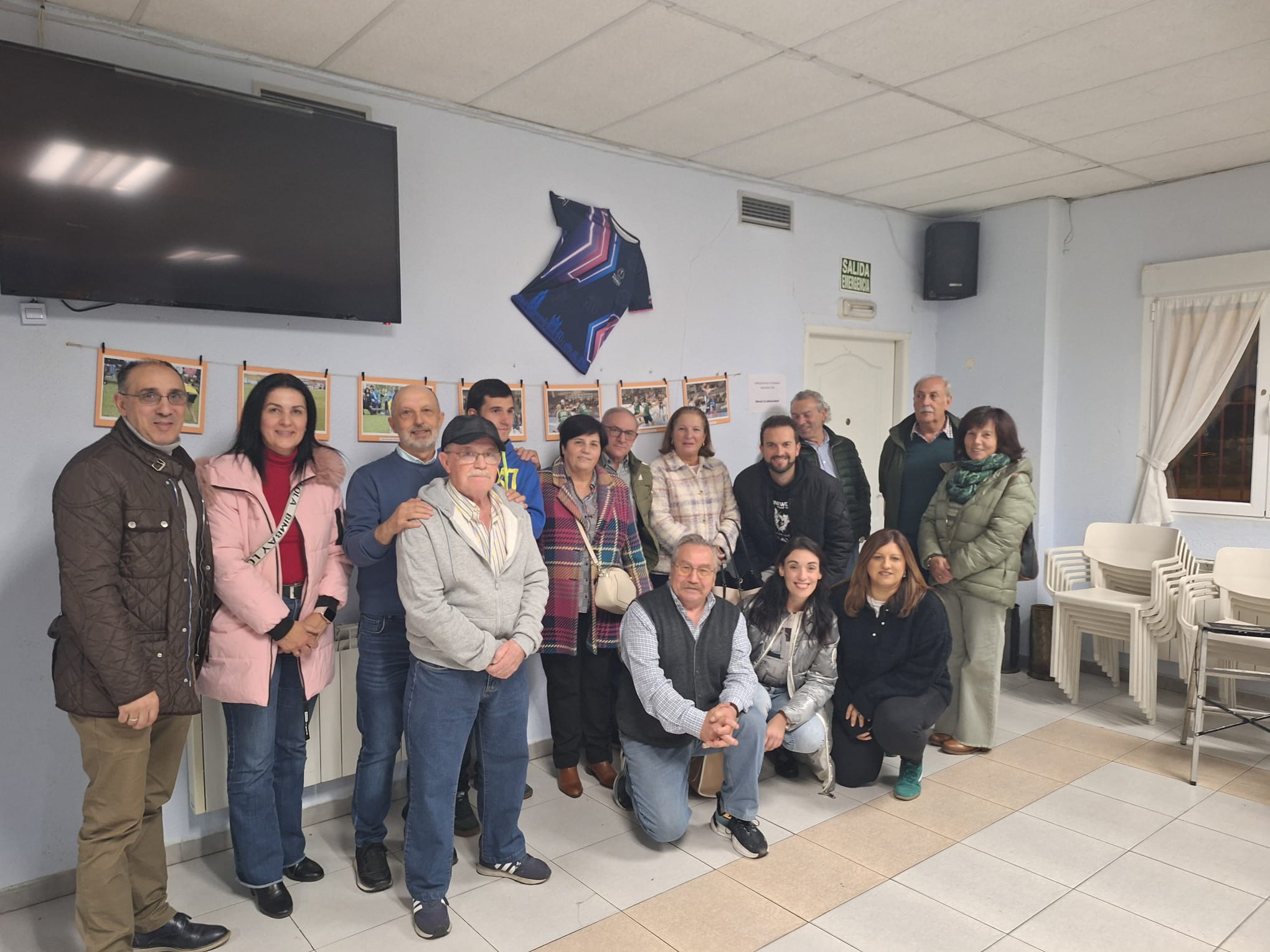 Momento de la presentación de la exposición de fotografía de Isaac Llamazares. IL