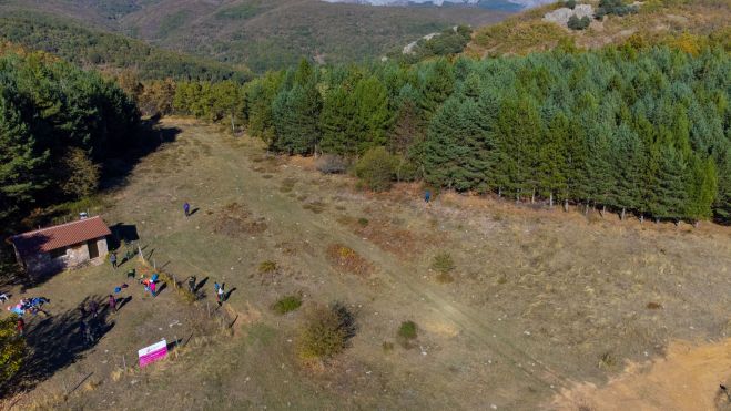 Refugio y, al fondo, el pico Polvoredo.VICENTE GARCÍA