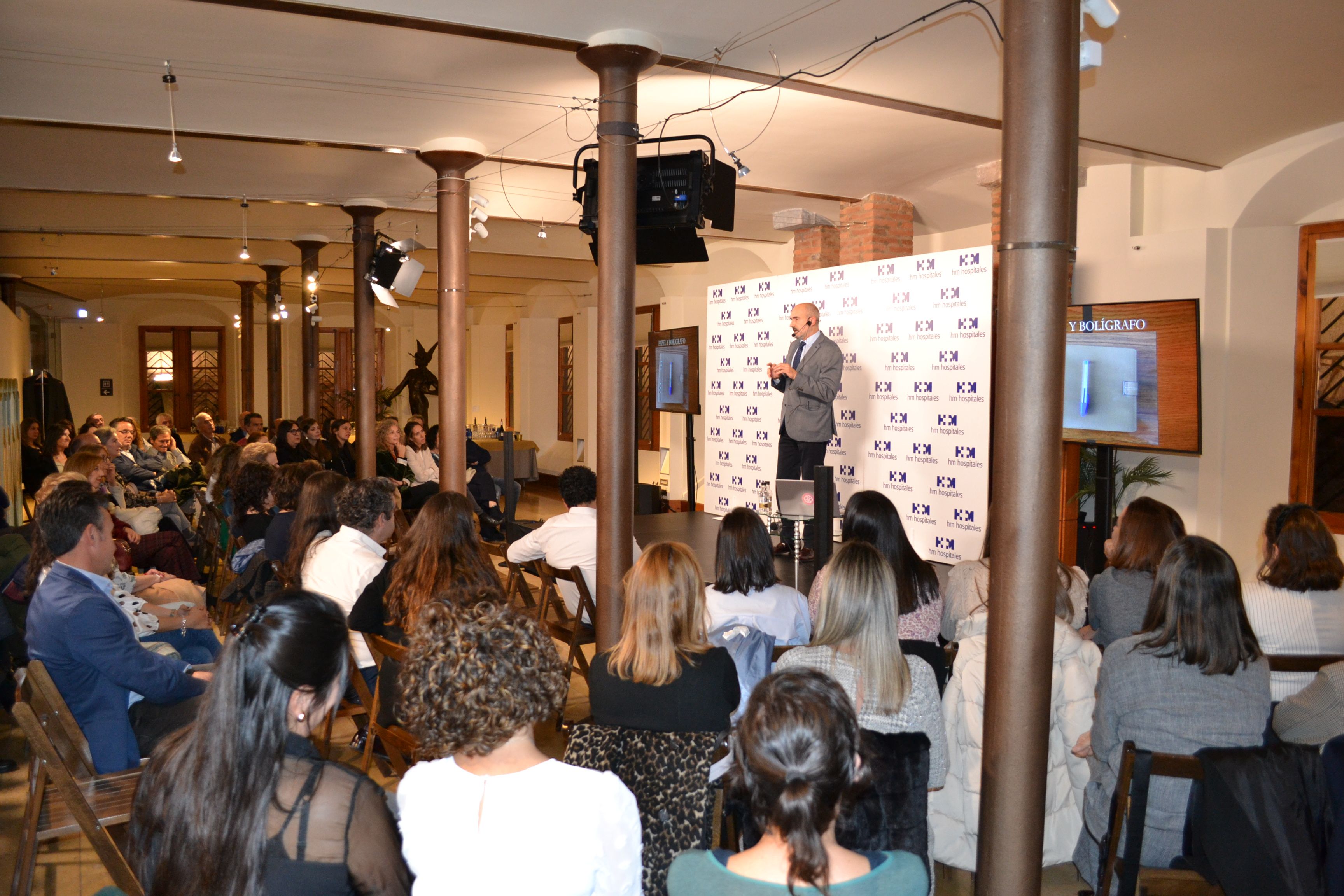 Un instante del  encuentro en el que ha reunido a sus especialistas médicos de León para hacer balance del último ejercicio. | L.N.C.