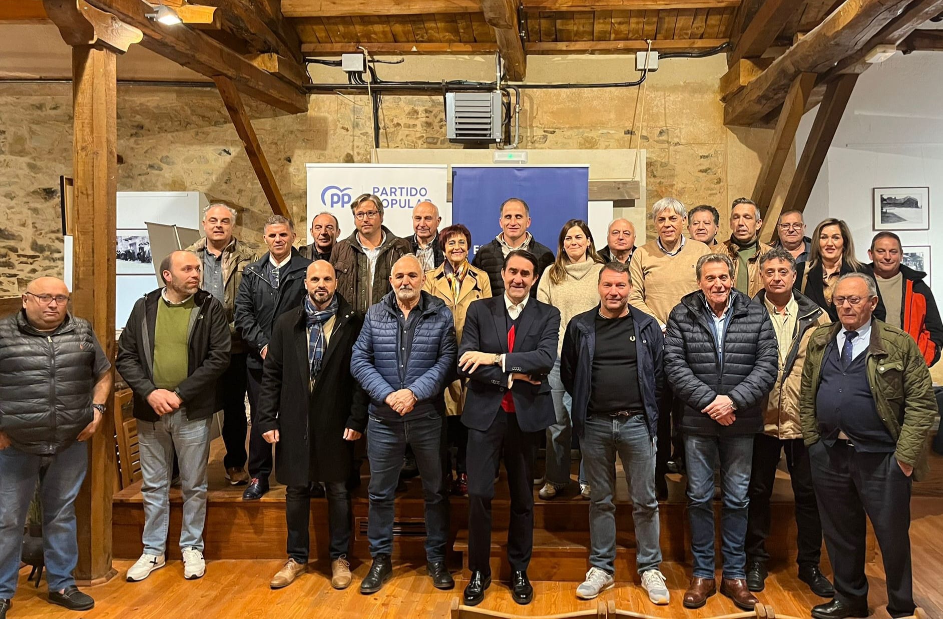 Un instante del encuentro mantenido por el presidente, Juan Carlos Suárez Quiñones, y miembros del comité de dirección del PP de León. | L.N.C. Un instante del encuentro mantenido por el presidente, Juan Carlos Suárez Quiñones, y miembros del comité de dirección del PP de León. | L.N.C.