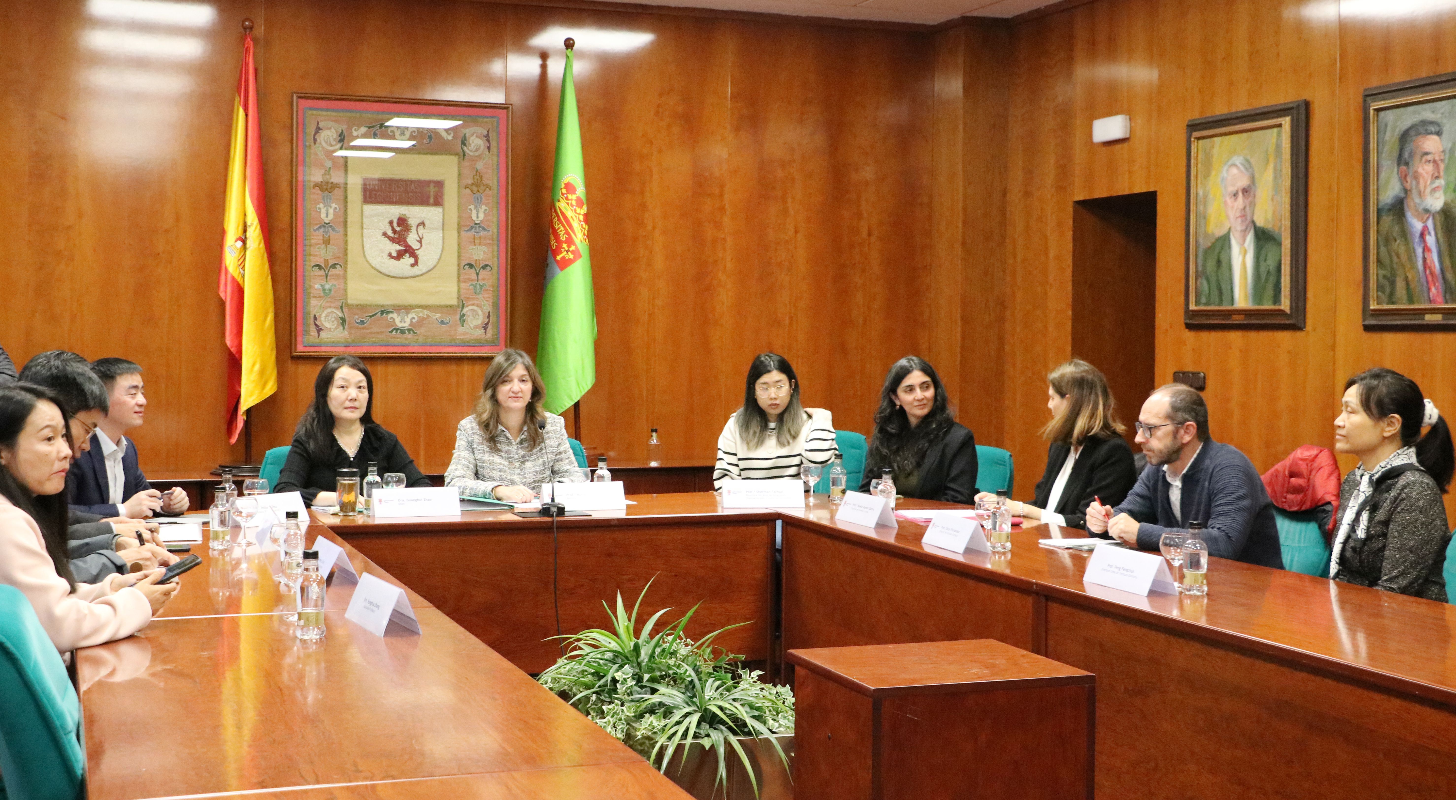 Un instante de la firma del convenio entre la Universidad de León y la China Pharmaceutical University, | L.N.C. Un instante de la firma del convenio entre la Universidad de León y la China Pharmaceutical University, | L.N.C.