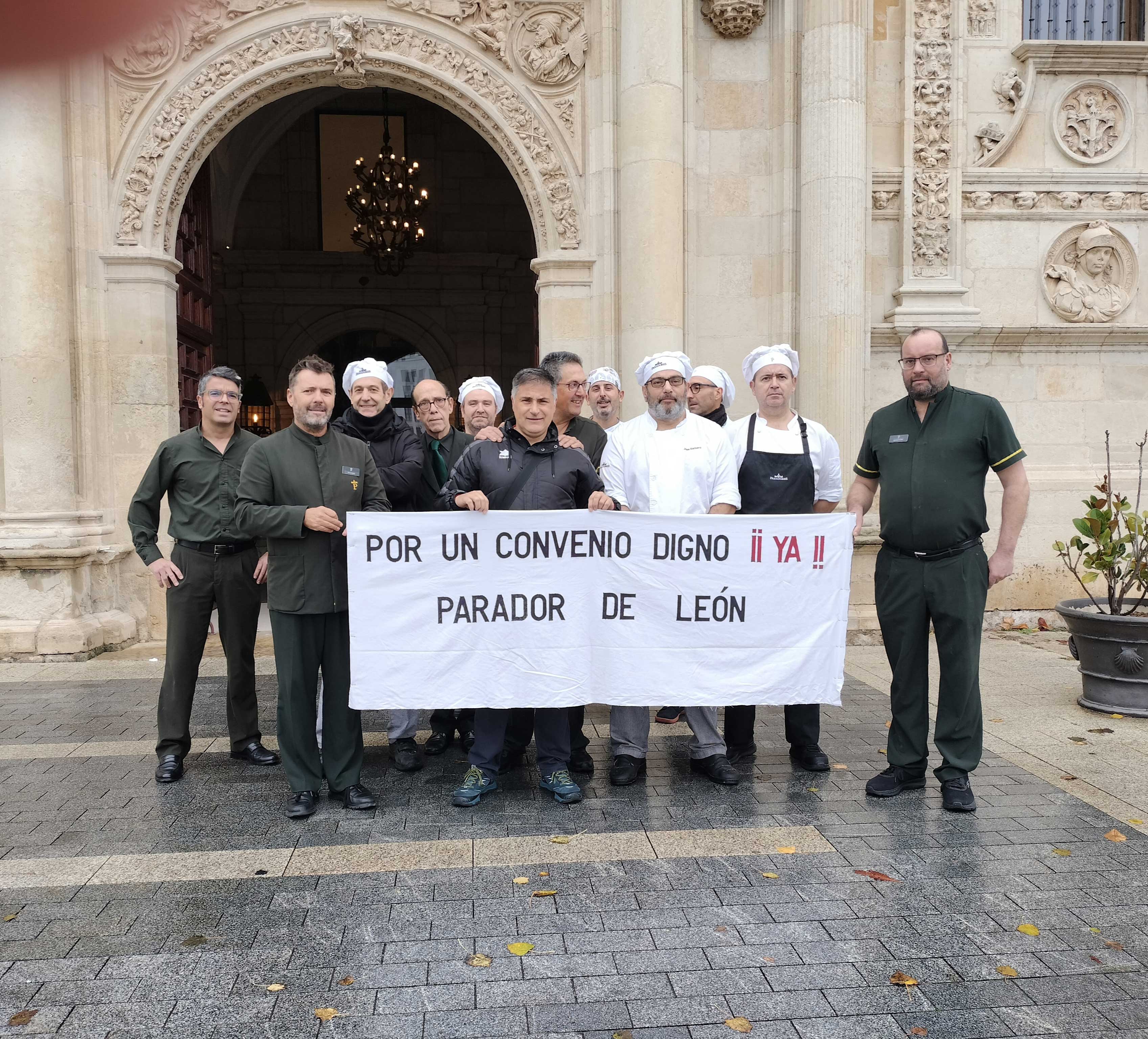 Imagen de la protesta de los trabajadores del Parador de León frente a las puertas de su centro de trabajo. | L.N.C.