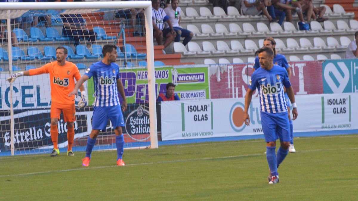 Jonathan Ruiz y Dinu dan órdenes durante el partido. | A. CARDENAL