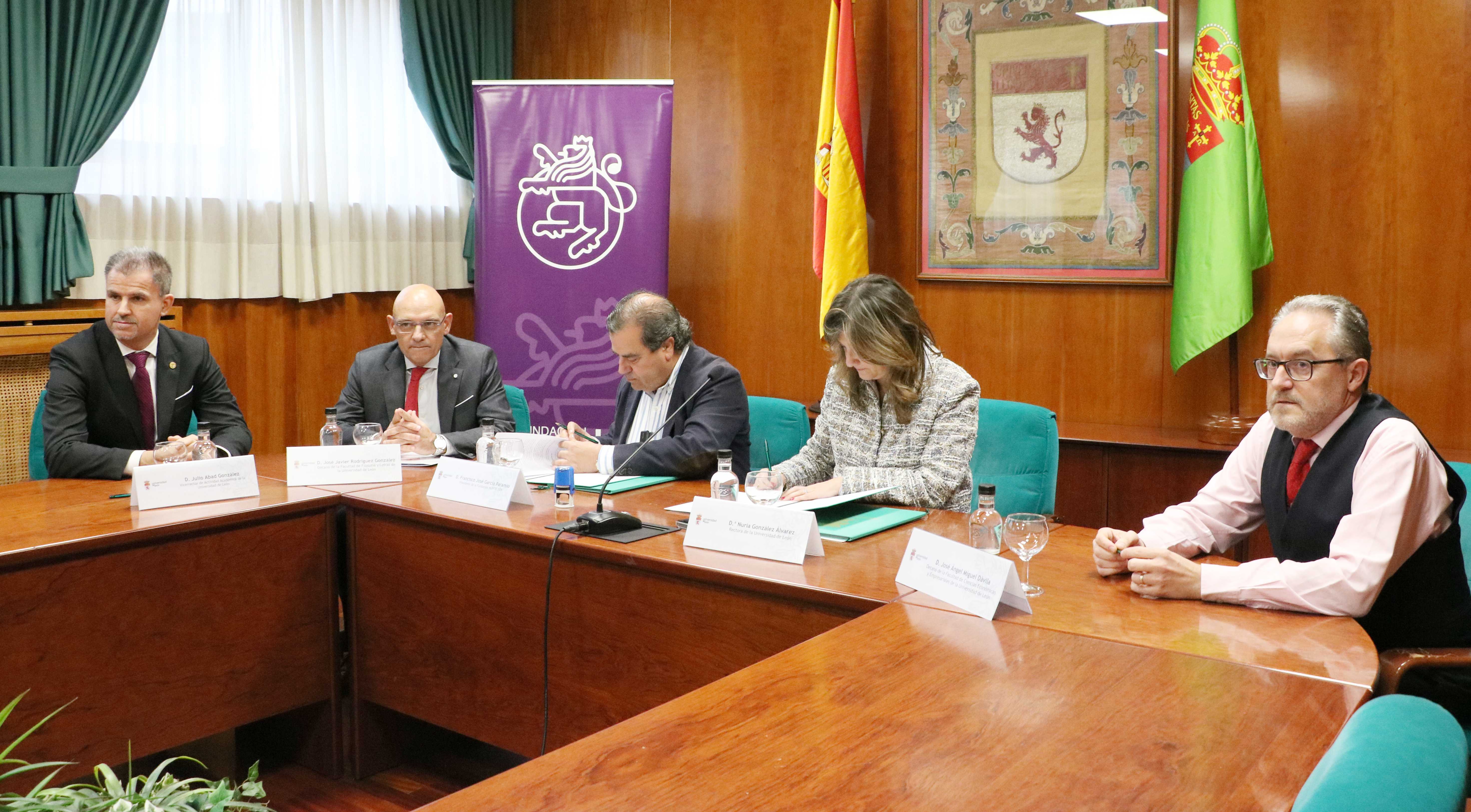 La rectora de la ULE, Nuria González, así como del presidente de la Fundación, Francisco José García Paramio, firman el convenio de colaboración. | L.N.C.