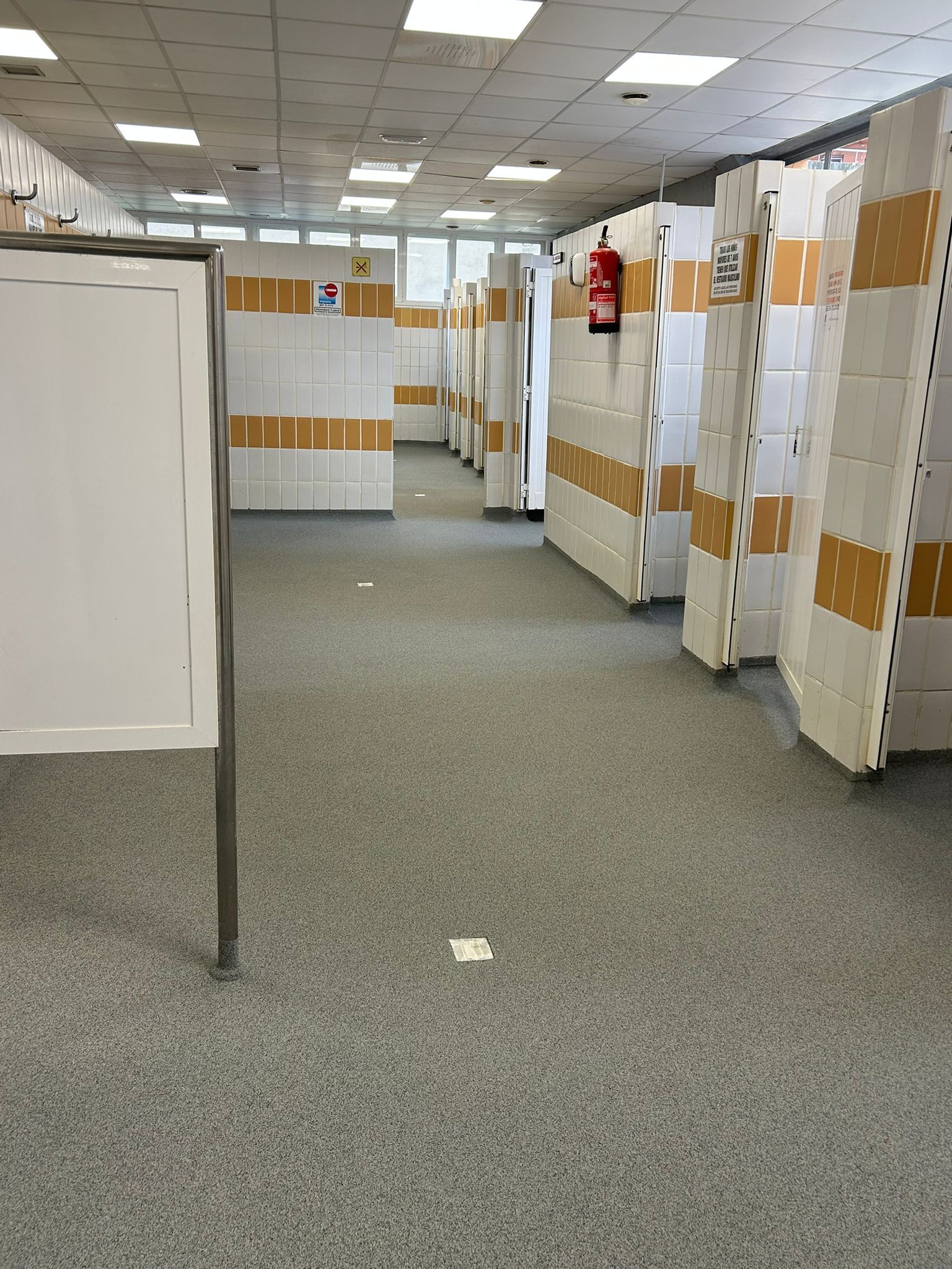 Vestuarios de la piscina municipal de Astorga tras la renovación del suelo. | L.N.C. Vestuarios de la piscina municipal de Astorga tras la renovación del suelo. | L.N.C.