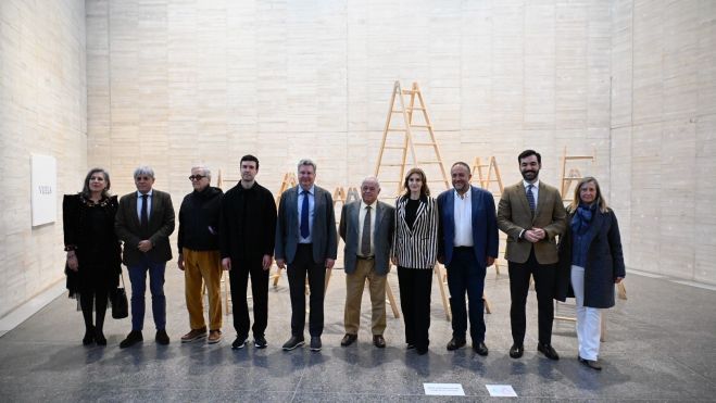 Imagen de familia de los participantes en la inauguración de la muestra. SAÚL ARÉN