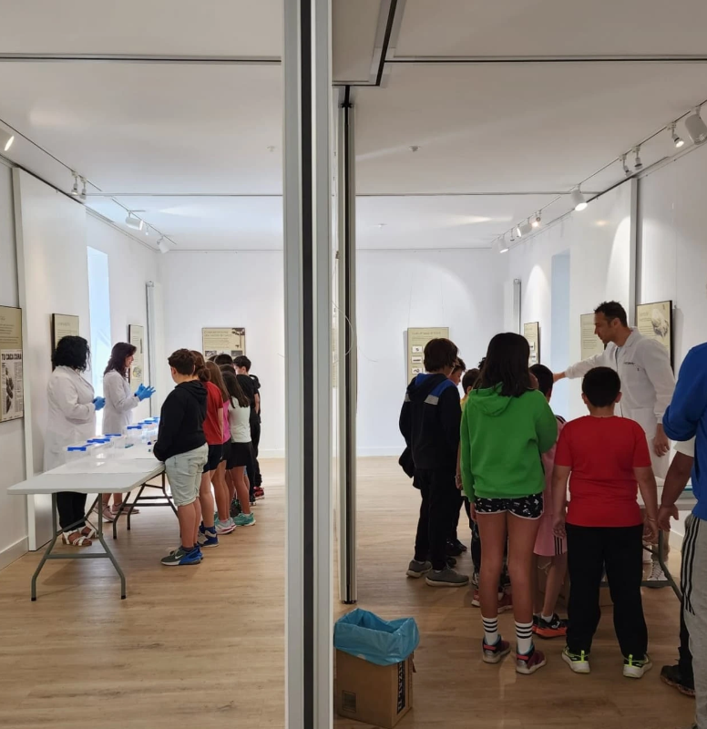 Una imagen de escolares en talleres del IGM. | L.N.C. Una imagen de escolares en talleres del IGM. | L.N.C.