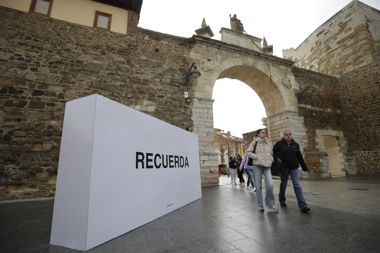 La exposición de Yoko Ono se extiende por León. | FERNANDO OTERO