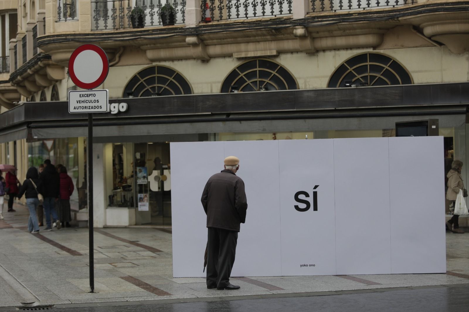 La exposición de Yoko Ono se extiende por León. | FERNANDO OTERO