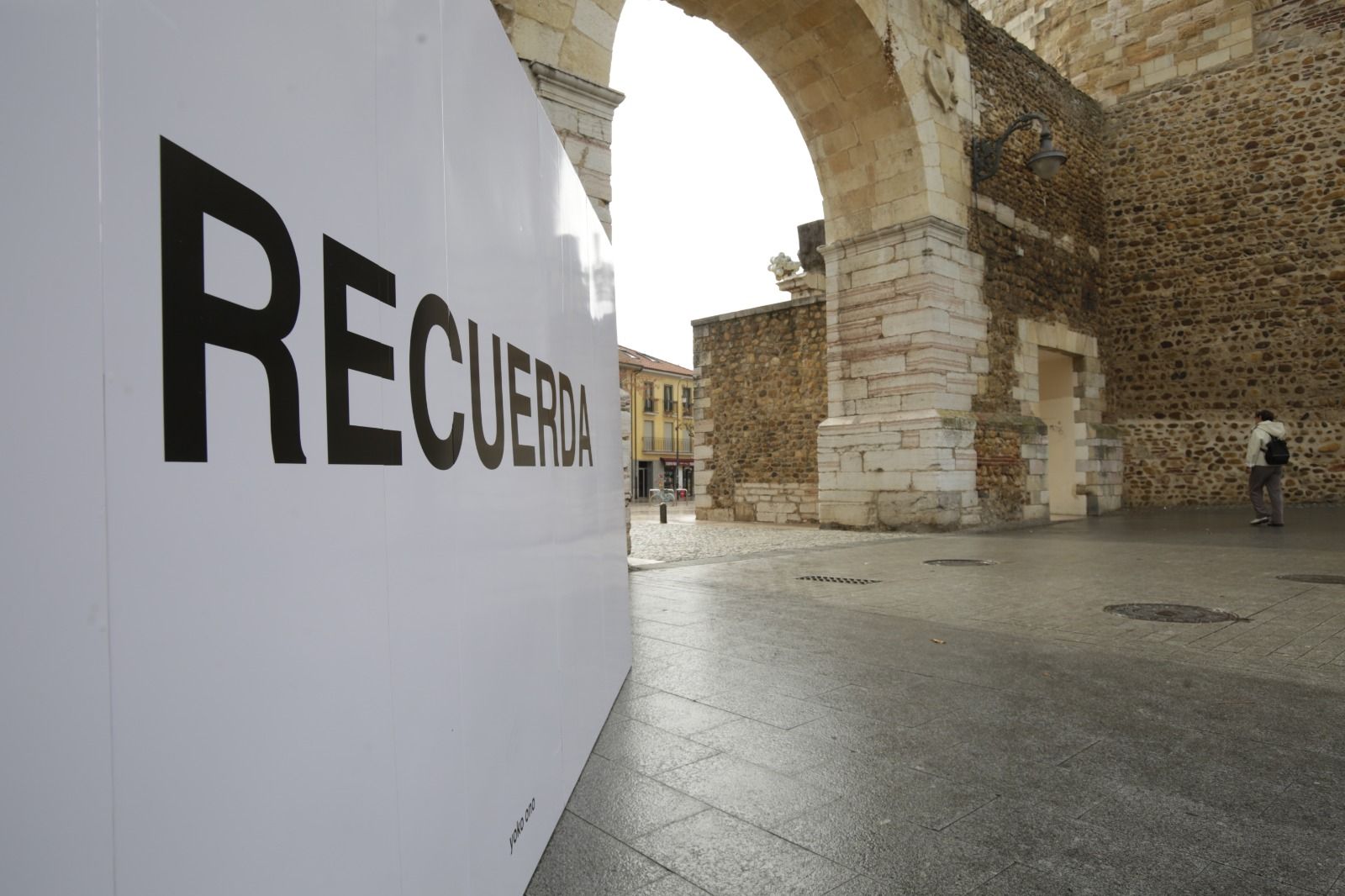 La exposición de Yoko Ono se extiende por León. | FERNANDO OTERO