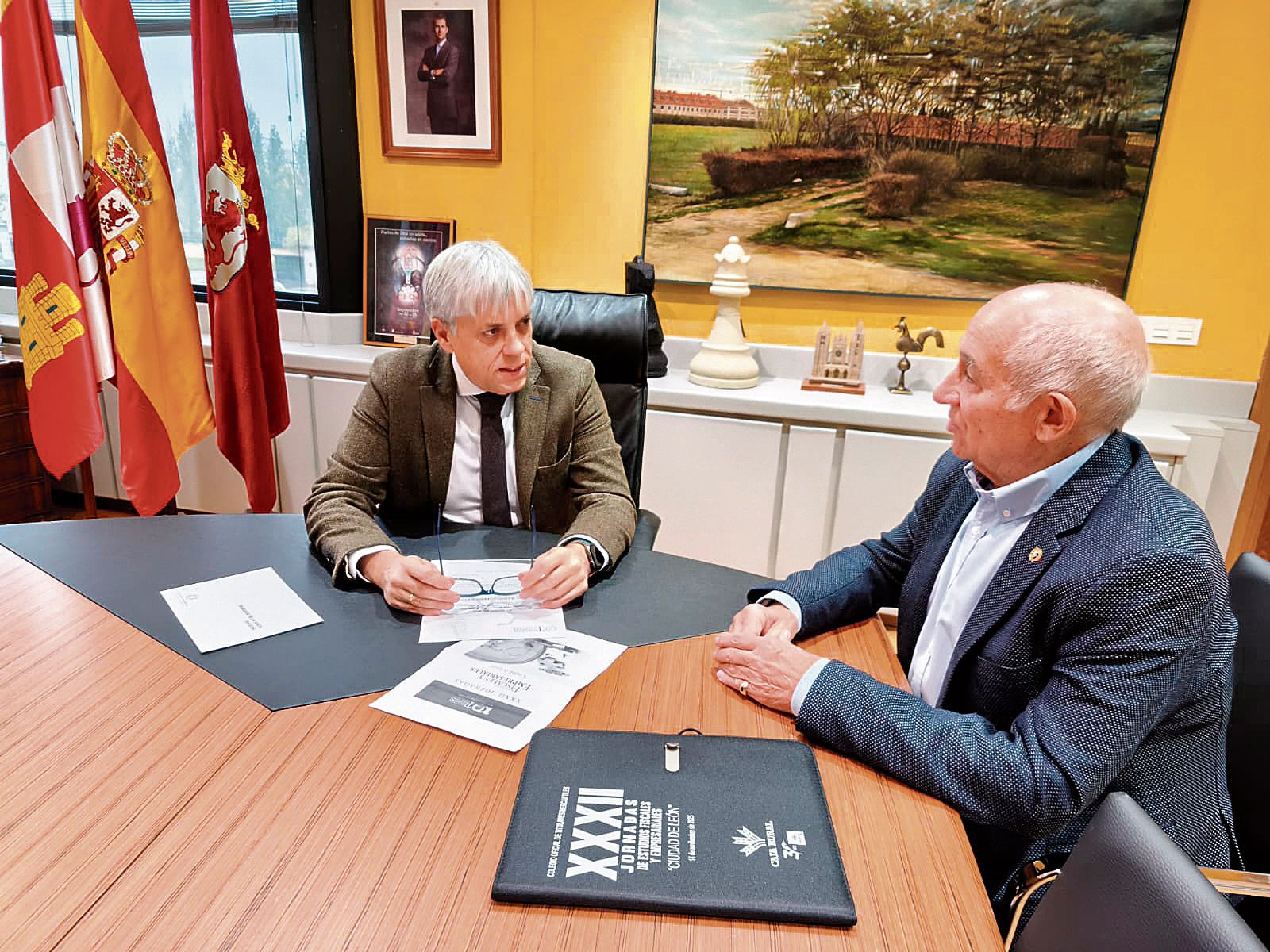 El delegado de la Junta, Eduardo Diego, y Antonio Jarrín, del Colegio Oficial | L.N.C.