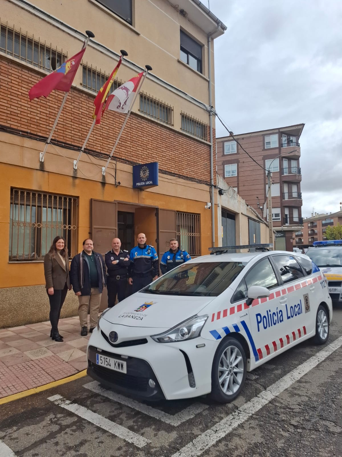 Javier Carrera y Elena Bailez durante la recepción del nuevo vehículo. | L.N.C.