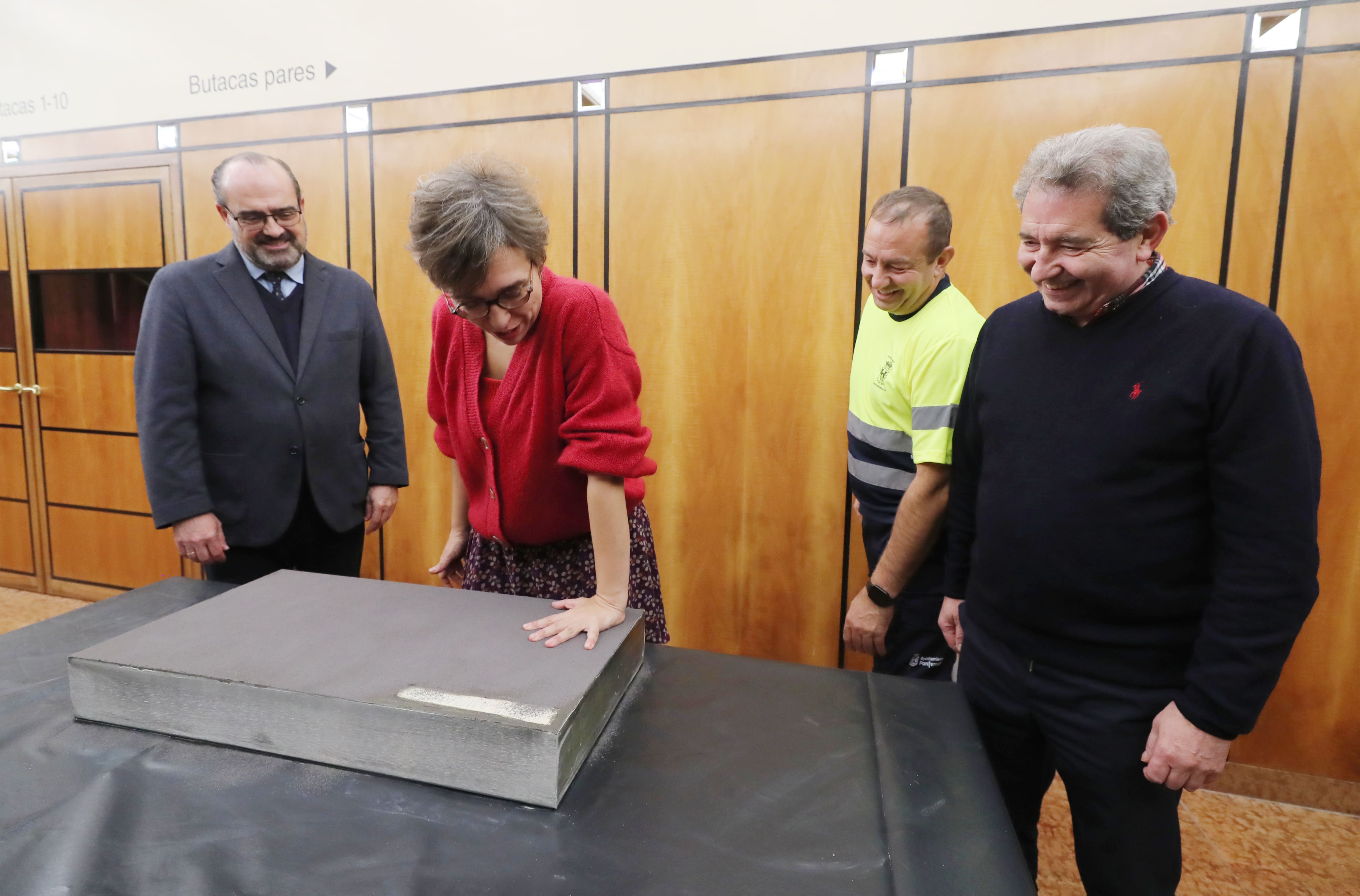 La dramaturga Lucía Miranda plasma sus huellas en el particular 'paseo de la fama' de Ponferrada. | CÉSAR SÁNCHEZ (ICAL)