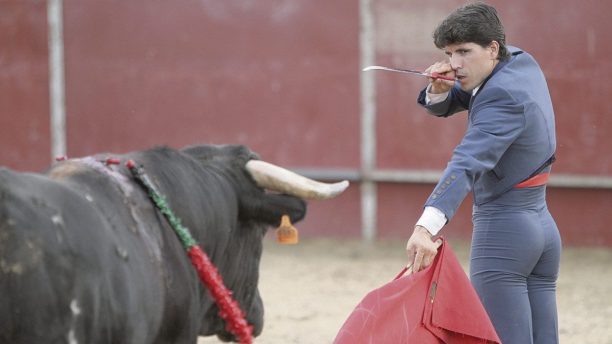 La plaza de toros de Valdepiélago presentó un aforo de tres cuartas partes. | FRAN SABUGO