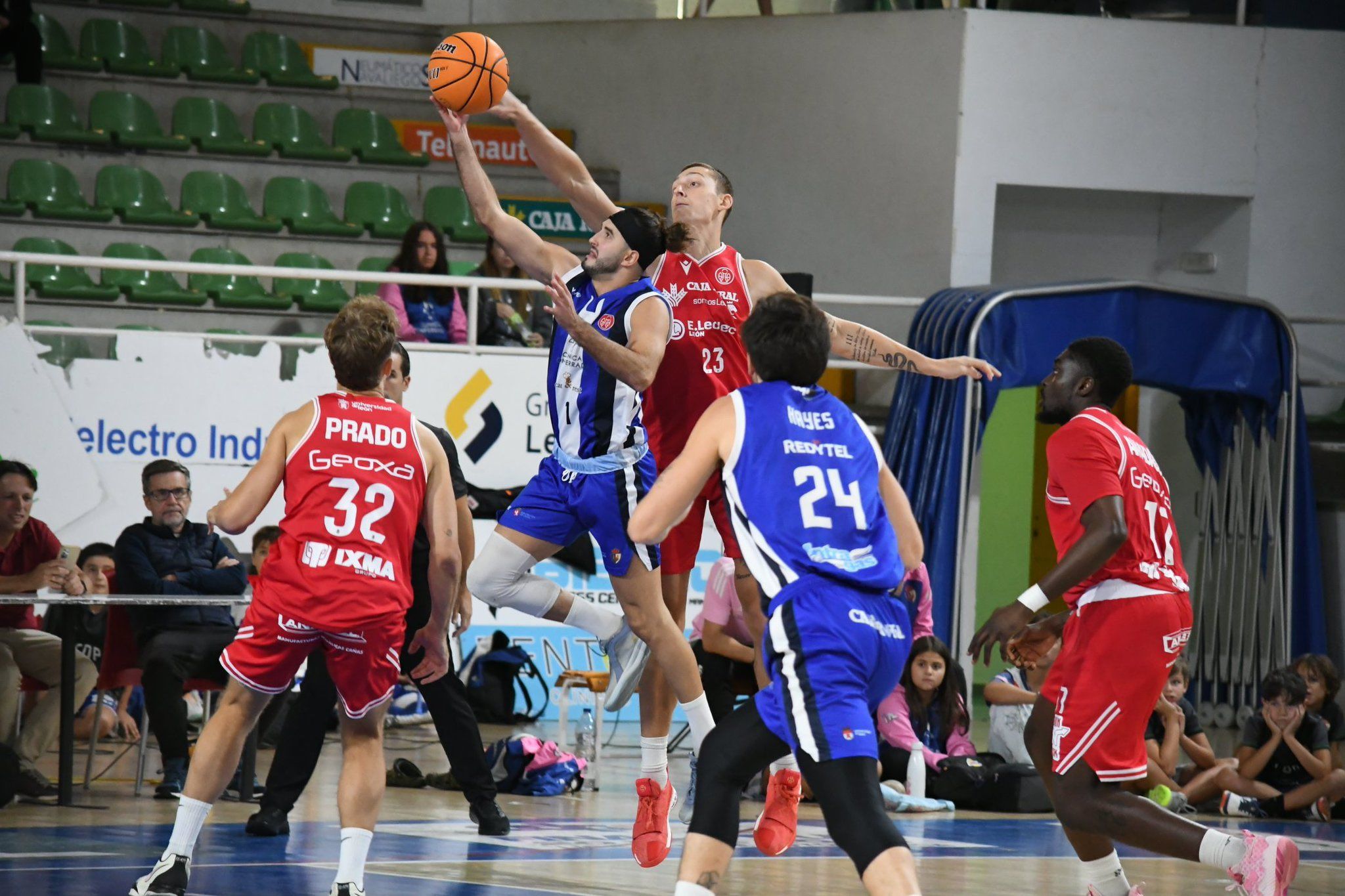 Uno de los momentos del derbi en el Lydia Valentín en la Copa España. CPSDP