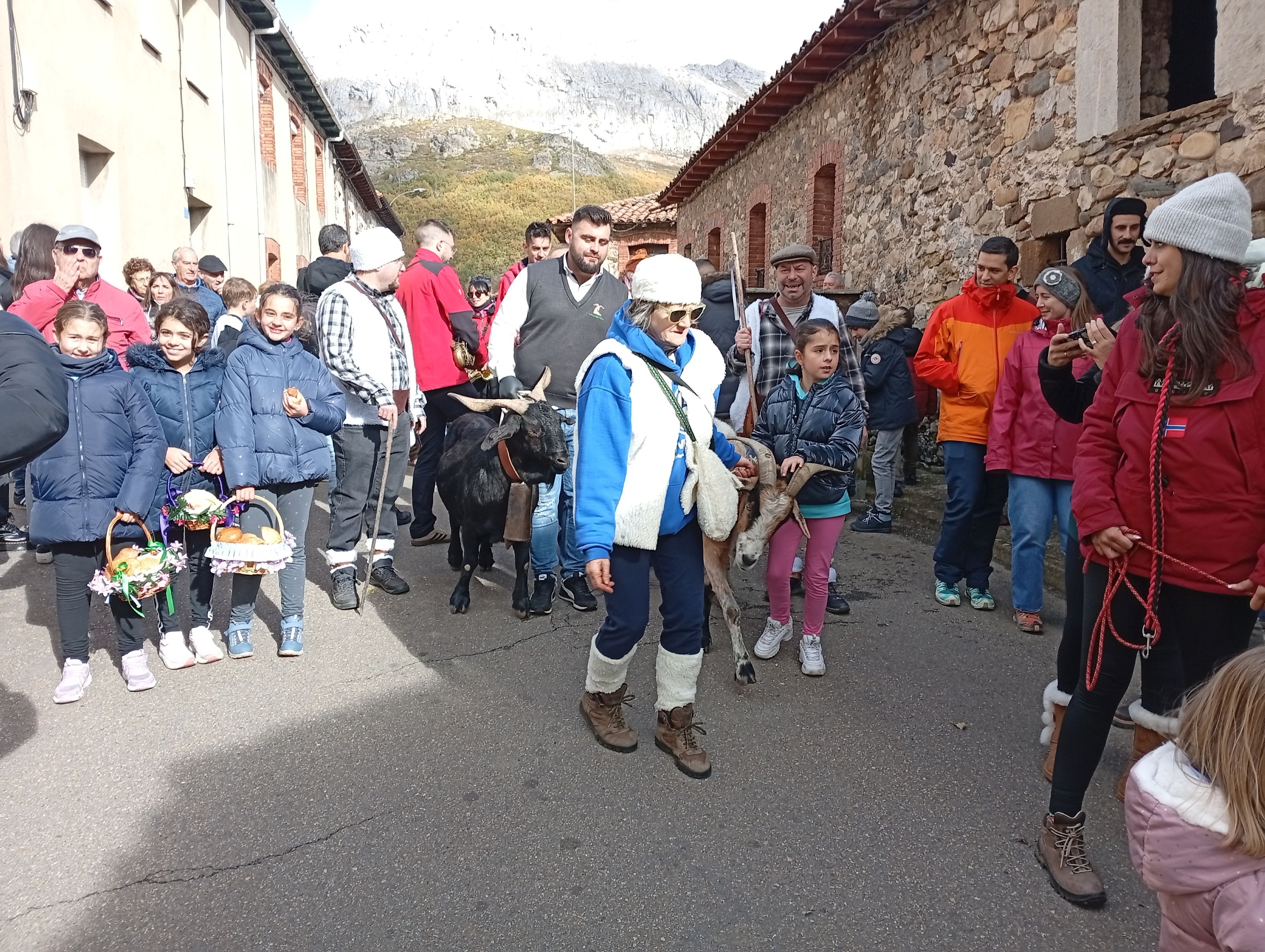 Como en ediciones anteriores, no faltó el pasacalles del chivo. E. NIÑO
