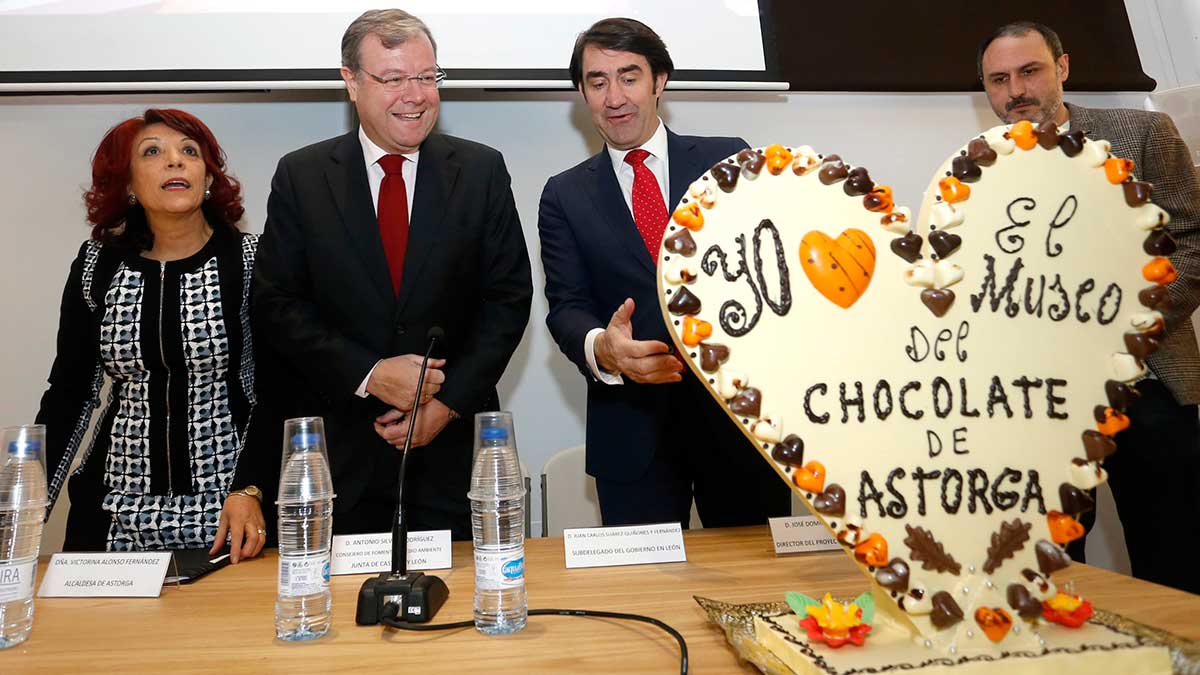 El consejero de Fomento, Antonio Silván y el subdelegado del Gobierno, Juan Carlos Suárez-Quiñones, asisten a la inauguración del Museo del Chocolate de Astorga. Junto a ellos, la alcaldesa de la localidad maragata. | CARLOS S. CAMPILLO (ICAL)