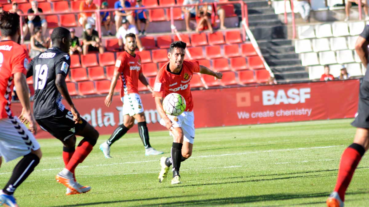 Rayco realiza un pase durante un partido de la pasada campaña en SegundaDivisión. | NÁSTIC