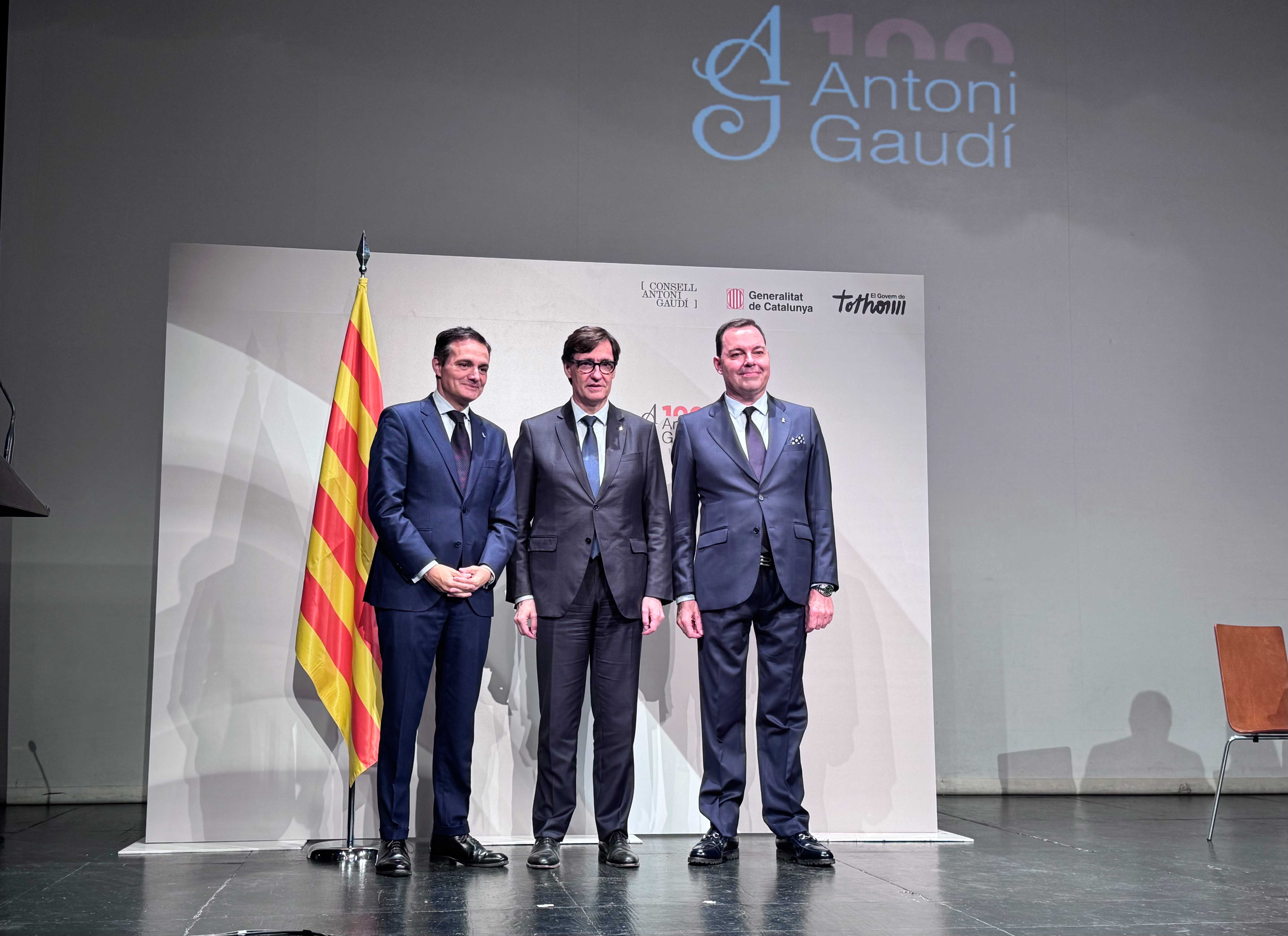 (De izquierda a derecha) Raúl Fernández Sobrino, Salvador Illa  presidente de la Generalitat de Catalunya  y José Mª Viejo. | L.N.C.