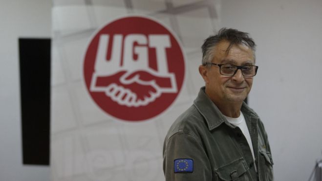 Enrique Reguero, secretario provincial de UGT, posa frente al logo del sindicato. | FERNANDO OTERO Enrique Reguero, secretario provincial de UGT, posa frente al logo del sindicato. | FERNANDO OTERO