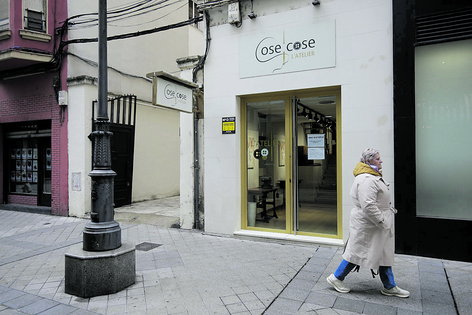 La fachada de las instalaciones de Cose Cose L’Atelier en la calle del Carmen, 2, de la capital leonesa. | REPORTAJE GRÁFICO: FERNANDO OTERO