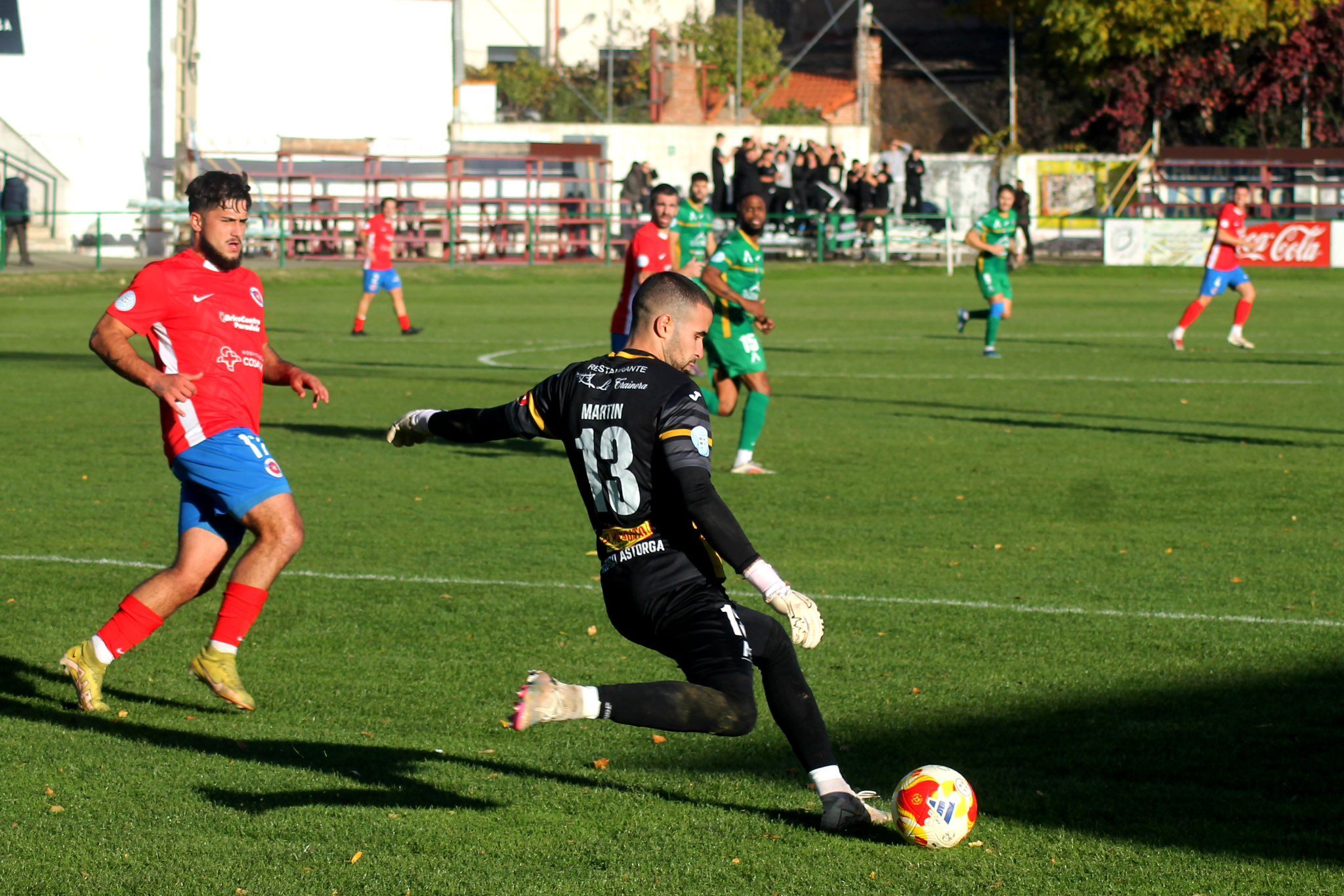 El portero del Astorga, Martín, despeja el balón ante la presión del delantero del Ourense. UDOURENSE2014