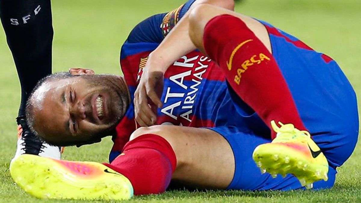 Andrés Iniesta se duele en el suelo tras el golpe recibido en la ida de la Supercopa de España.