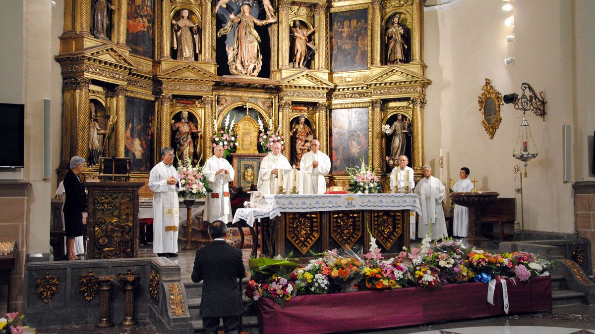 El alcalde, en nombre de toda la ciudad, realiza la ofrenda a la Virgen. | ABAJO