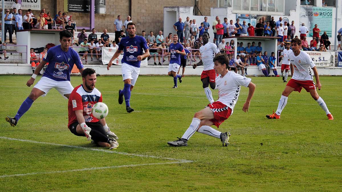 Toni remata a portería y Sánchez detiene su lanzamiento durante el partido de ayer en La Llanera. | ABAJO