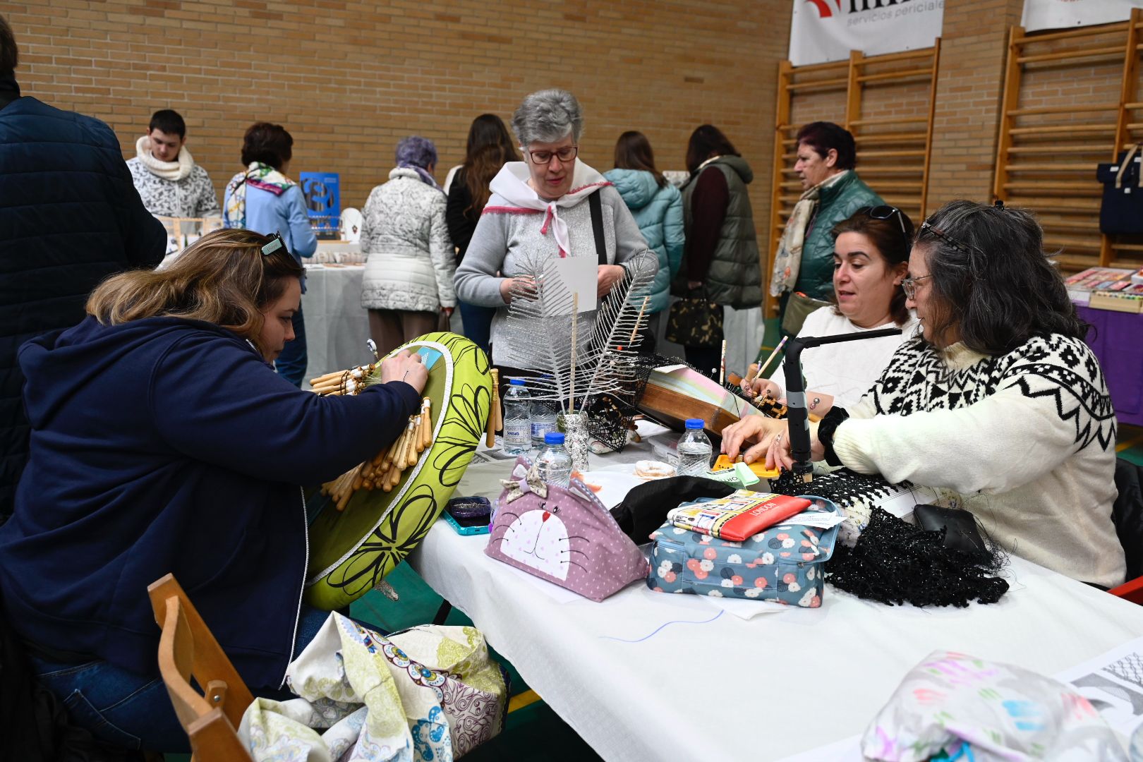 Cerca de 500 participantes se dan cita en Navatejera para el 9º Encuentro de bolillos y multilabores. | SAÚL ARÉN (1)