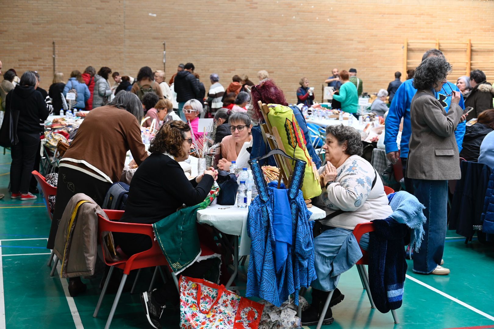 Cerca de 500 participantes se dan cita en Navatejera para el 9º Encuentro de bolillos y multilabores. | SAÚL ARÉN (2)